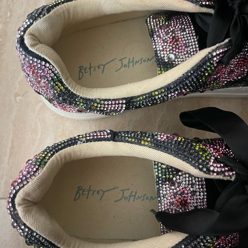 Unique Betsy Johnson Sidny floral sequined platform  sneaker - Picture 4 of 5